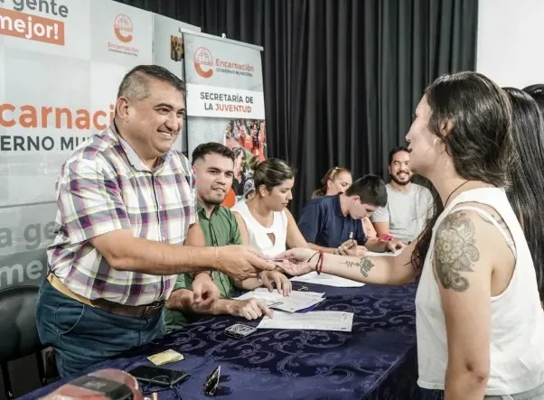 Desembolso de aporte para jóvenes beneficiarios.