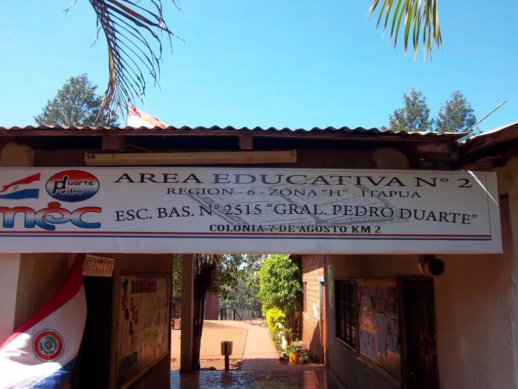 Padres y alumnos protestan por falta de docentes.